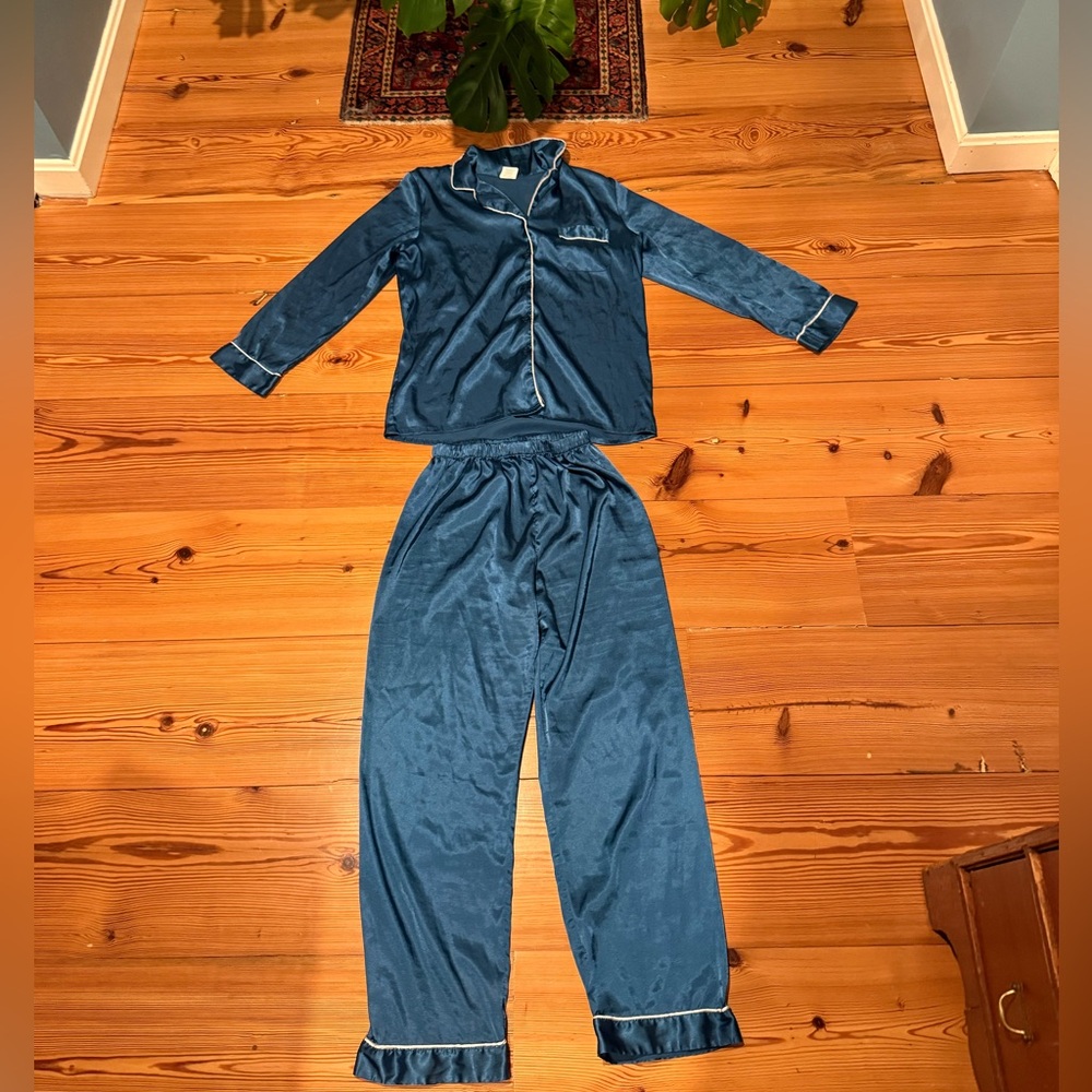 Luxurious Silk Satin Women’s blue Pajamas Set - excellent condition!! Sz small